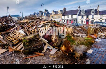 Biggar, Lanarkshire, UK. 13. Dezember 2015. Die Hogmanay-Lagerfeuer in der South Lanarkshire Stadt Biggar ist wahrscheinlich die größte überall im Vereinigten Königreich.  Gebäude am Lagerfeuer am 1. Dezember beginnt und dauert den ganzen Monat.  Bilder zeigen Fortschritte am 13. Dezember - mit 18 Tage noch um zu machen, größer und besser als letztes Jahr! Bildnachweis: Andrew Wilson/Alamy Live-Nachrichten Stockfoto