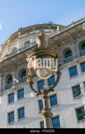 Niedrigen Winkel Ansicht der antiken verziert Stadt leichte und elegante alte Gebäude im Hintergrund im Zentrum von Buenos Aires Stockfoto