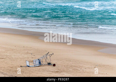 ein Rettungsschwimmer Plattform Stuhl zurückgegangen am Strand in Stockfoto