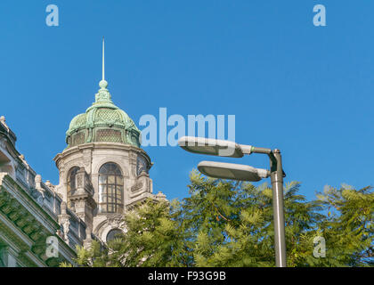 Niedrigen Winkel Ansicht von eleganten Altbauten Stil befindet sich im Zentrum von Buenos Aires, Argentinien Stockfoto