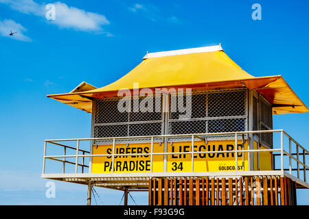 Nahaufnahme von einem Rettungsschwimmer-Turm auf dem Strand von Surfers Paradise Stockfoto