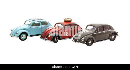 Drei alte VW Käfer sterben cast Modelle auf einem weißen Hintergrund. Stockfoto