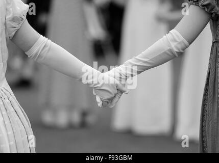 Behandschuhten junge Frauen Hand in Hand in historischen Kostümen aus dem 18. Jahrhundert. Stockfoto