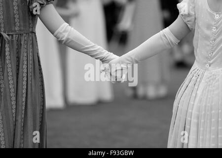 Behandschuhten junge Frauen Hand in Hand in historischen Kostümen aus dem 18. Jahrhundert. Stockfoto