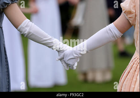 Behandschuhten junge Frauen Hand in Hand in historischen Kostümen aus dem 18. Jahrhundert. Stockfoto