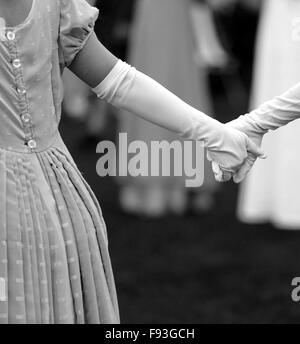 Behandschuhten junge Frauen Hand in Hand in historischen Kostümen aus dem 18. Jahrhundert. Stockfoto