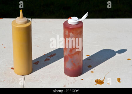 Senf und Ketchup-Flaschen auf weißen Tisch Stockfoto