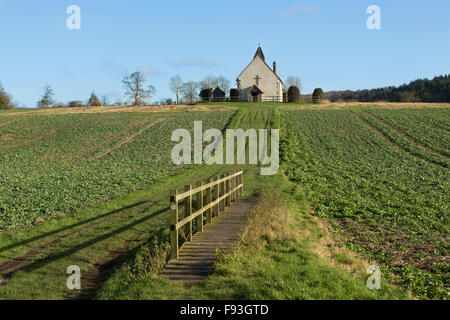 Klassische Ansicht der St.-Hubertus Kirche in Idsworth. Nachschlagen der grasbewachsenen Hang an der Vorderseite der Kirche Stockfoto