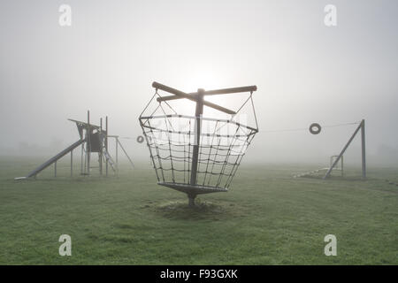 In einem verlassenen Kinderspielplatz auf einer kalten und nebligen Morgen. Stockfoto