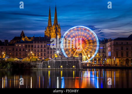 In der Nacht, ein großes Rad (Riesenrad) Spiegelung im Wasser an der Adour und Nive Fluss Mündung (Bayonne - Aquitaine - Frankreich). Stockfoto