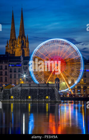 In der Nacht, ein großes Rad (Riesenrad) Reflexion im Wasser an der Adour und Nive Fluss Mündung (Bayonne - Aquitaine - Frankreich). Stockfoto