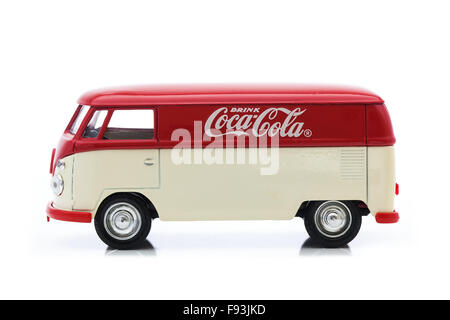 Alten VW-Bus mit Coca-Cola-Logo auf weißem Hintergrund Stockfoto