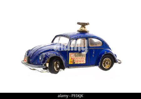 Eine alte gut getragen Corgi Motor Schule VW Käfer sterben Cast Modell auf einem weißen Hintergrund. Stockfoto