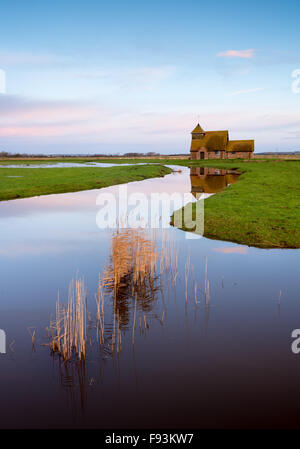 St. Thomas Becket Kirche im Dorf von Fairfield, Teil der Romney Marsh an der Grenze von Kent/Sussex. Stockfoto