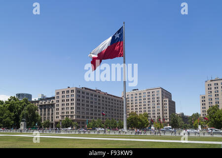 Santiago de Chile - 26. November 2015: Foto von der große chilenische Flagge vor dem Palacio De La Moneda. Stockfoto