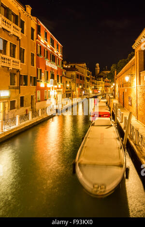 Eine Nachtszene von Venedig; mit Blick auf den Kirchturm von Campo dei Tolentini im Stadtteil Santa Croce. Stockfoto