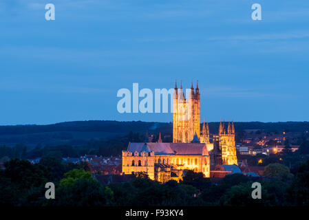 Ein Blick auf die Kathedrale von Canterbury von Chaucer Straße, bei Einbruch der Dunkelheit beleuchtet. Stockfoto