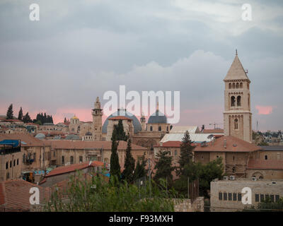 Die Türme und Kuppeln der Kirche des Heiligen Spulcher und lutherische Kirche des Erlösers über Dächer der Altstadt Jerusalem Stockfoto