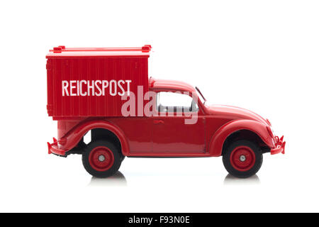 Alten VW-Käfer-Van mit Reichspost Logo Made By Corgi auf weißem Hintergrund Stockfoto