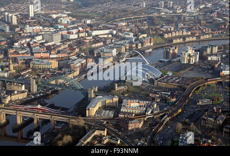 Luftaufnahme der fünf Tyne Brücken über den Tyne und Salbei in Newcastle, UK Stockfoto