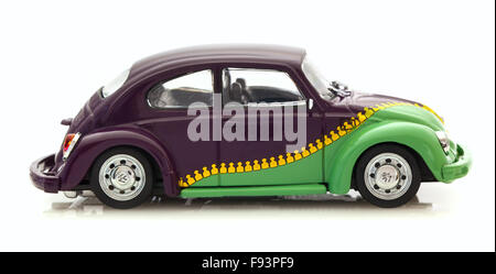 VW Käfer mit Zip Farbe sterben Cast Modell auf einem weißen Hintergrund. Stockfoto