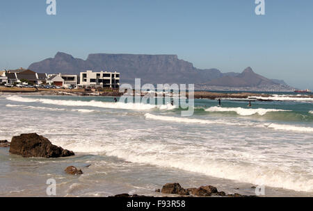 Stand Up Paddle Surfer am Bloubergstrand Beach in Kapstadt Stockfoto