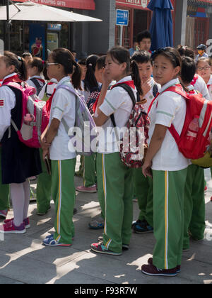 Schülerinnen und Schüler im Wanping in der Nähe von MarcoPolo-Brücke, Peking, China, Asien Stockfoto