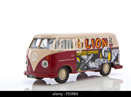 Alten VW-Bus Made By Corgi auf weißem Hintergrund Stockfoto