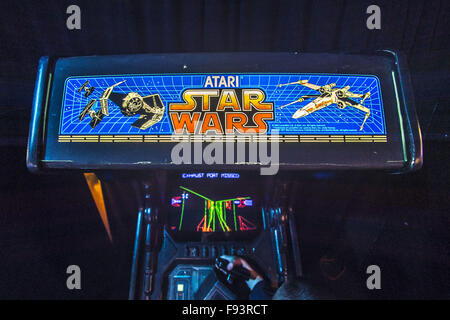 Garden City, New York, USA. 12. Dezember 2015. Youngster spielt Atari STAR WARS, ein 1983 Lucasfilm Ltd und Atari Inc. klassischen Arcade-Videospiel, gesehen von oben, während der Eröffnung Tag der Arcade-Alter aufweisen, in Arkade in Long Island im Cradle of Aviation Museum eingerichtet. Die interaktive Ausstellung läuft vom 12. Dezember 2015 durch 3. April 2016. © Ann Parry/ZUMA Draht/Alamy Live-Nachrichten Stockfoto