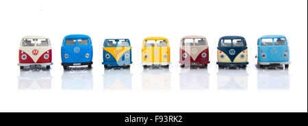 Sammlung von alten VW Transporter und Wohnmobile Made By Corgi auf weißem Hintergrund Stockfoto