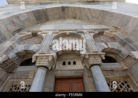 Bögen im Eingangsbereich der İlyas Bey Külliyesi, İlyas Bey Moschee. Der Komplex liegt die archäologische Stätte von Milet. Stockfoto