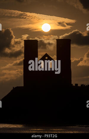 Die Morgensonne gefangen zwischen der legendären Zwillingstürme des St. Marien-Kirche in Reculver auf der Küste von Kent. Stockfoto