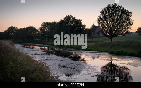 St. Rumwold-Kirche an der Royal Military Canal an Bonnington, Kent. Stockfoto