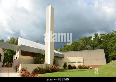 Touristen am Eingang des Tibes Eingeborene zeremonielle Zentrum und Museum der indigenen Kulturen. Ponce, Puerto Rico. Stockfoto