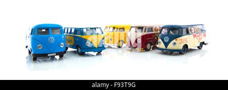 Sammlung von alten VW Transporter und Wohnmobile Made By Corgi auf weißem Hintergrund Stockfoto