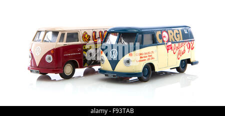 Zwei alte VW Transporter Made By Corgi auf weißem Hintergrund Stockfoto