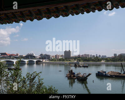 Arbeiten Schiffe auf Taedong-Fluss, Pyongyang, Nordkorea, Asien Stockfoto
