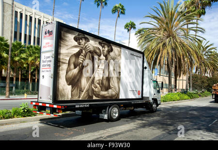 Ein Charles Wilbert White Gemälde auf eine mobile Plakatwand, während die Kunst überall wiedergegeben ist / Veranstaltung in Los Angeles, Kalifornien Stockfoto