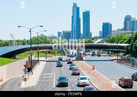 Verkehr auf South Columbus Drive in Chicago, Unterquerung der BP-Brücke von Frank Gehry entworfen. Stockfoto