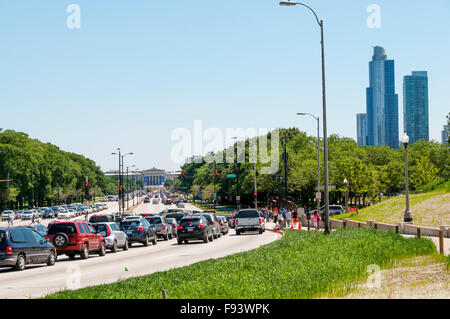 Verkehr an einem heißen Tag auf S Lake Shore Drive in Chicago. Stockfoto