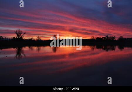 Farbenfrohen Sonnenuntergang am See Pfäffikon Stockfoto