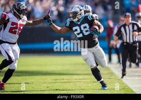 Charlotte, North Carolina, USA. 13. Dezember 2015. Carolina Panthers laufen wieder Jonathan Stewart (28) während der NFL Football-Spiel zwischen den Atlanta Falcons und die Carolina Panthers auf Sonntag, 13. Dezember 2015 in Charlotte, North Carolina. Jacob Kupferman/CSM Credit: Cal Sport Media/Alamy Live-Nachrichten Stockfoto