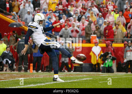 Kansas City, Missouri, USA. 13. Dezember 2015. San Diego Chargers Punter Mike Scifres (5) während die NFL-Spiel zwischen den San Diego Chargers und die Kansas City Chiefs am Arrowhead Stadium in Kansas City, Missouri. Die Häuptlinge besiegt die Ladegeräte 10-3 Tim Warner/CSM/Alamy Live News Stockfoto