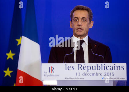 Paris, Frankreich. 13. Dezember 2015. Führer des rechten Flügels der Partei die Republikaner und ehemaligen französischen Präsidenten Nicolas Sarkozy liefert eine Rede auf der Party Hauptsitz in Paris, Frankreich, 13. Dezember 2015. Französischen rechtsextremen Partei Front National, der einen historischen Sieg im ersten Wahlgang der französischen Regionalwahlen letzte Woche berichtet, ist am Sonntag während der Endrunde der Stichwahl gescheitert. © Jean Bodard/Xinhua/Alamy Live-Nachrichten Stockfoto