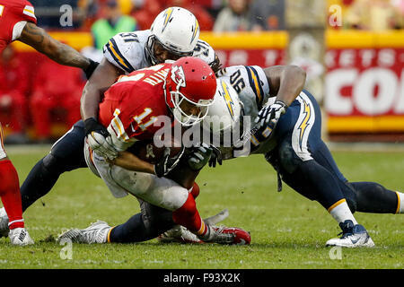 Kansas City, Missouri, USA. 13. Dezember 2015. Kansas City Chiefs Quarterback Alex Smith (11) von San Diego Chargers defensive End Ricardo Mathews (90) und San Diego Chargers defensive End Kendall Reyes (91) während die NFL-Spiel zwischen den San Diego Chargers und die Kansas City Chiefs im Arrowhead Stadium in Kansas City, Missouri in Angriff genommen wird Die Häuptlinge besiegt die Ladegeräte 10-3 Tim Warner/CSM/Alamy Live News Stockfoto