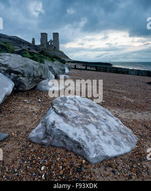 Einen dramatischen Blick auf die Twin Towers des St.-Marien Kirche in Reculver auf der Küste von North Kent. Stockfoto