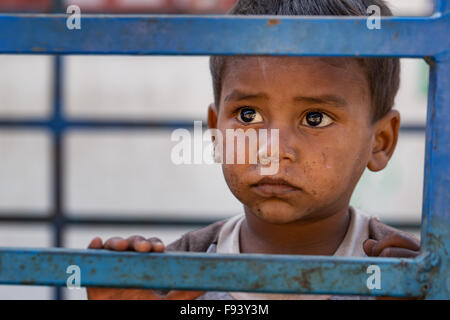 Portrait eines traurigen jungen, Indien Stockfoto