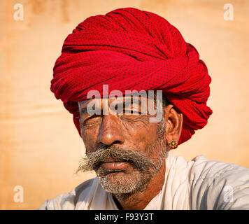 Porträt von einem senior Rajasthani und mit einem roten Turban, Pushkar, Rajasthan, Indien Stockfoto