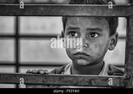 Portrait eines traurigen jungen, Indien Stockfoto