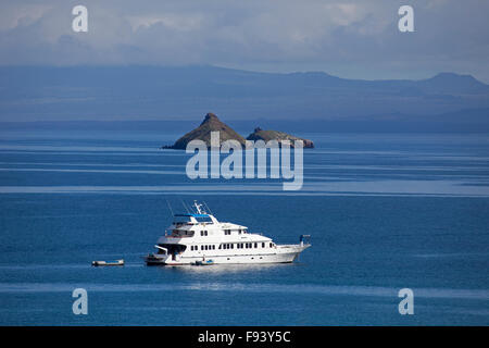 Das Boot ankerte in der Nähe der Insel Santa Cruz auf den Galapagos-Inseln Stockfoto